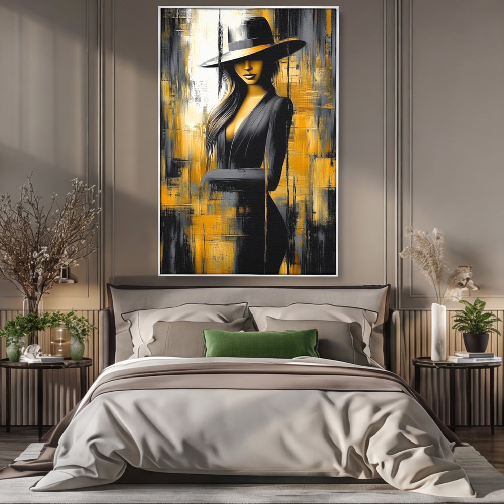 Tablou canvas cu tablou canvas cu silueta feminina si palarie, in rama de aluminiu argintiu, pe perete intr-un dormitor
